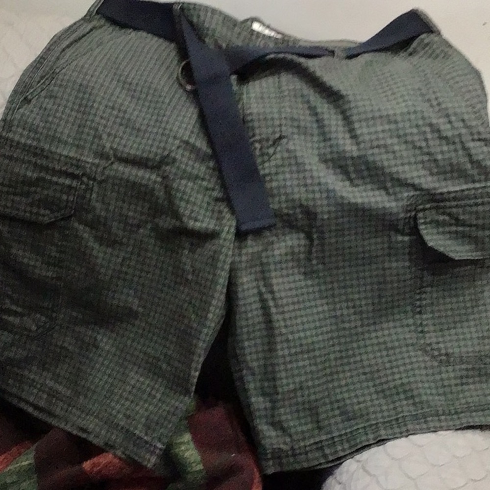 Izod Green Checkered Men's Shorts with Navy Belt